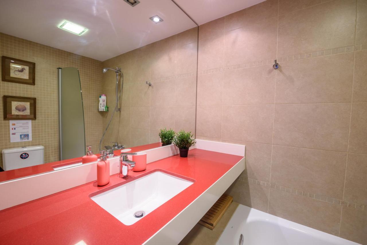 Ramblasrentals Cozy Renovated 2Br With Balcony Lift 20M Rambla - Parking - Wifi برشلونة المظهر الخارجي الصورة
